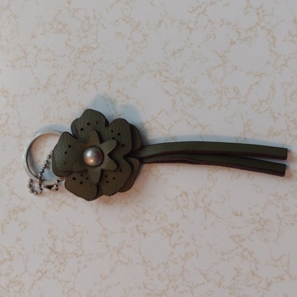 Cute Multilayered Leather Flower Hangtag or Keychain - Picture 7 of 7